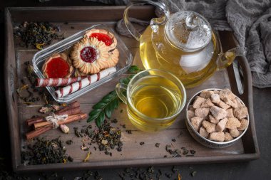 Eski bir arka planda sıcak bir fincan çay..