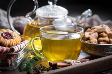 Eski bir arka planda sıcak bir fincan çay..