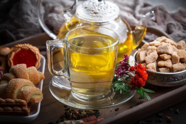 Eski bir arka planda sıcak bir fincan çay..