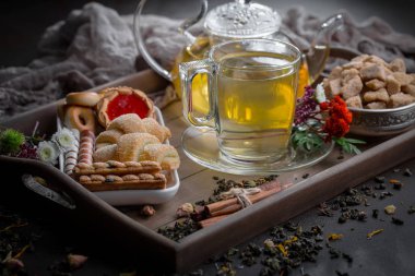 Eski bir arka planda sıcak bir fincan çay..