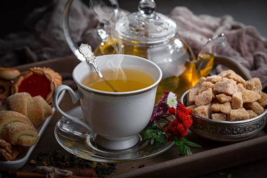 Eski bir arka planda sıcak bir fincan çay..