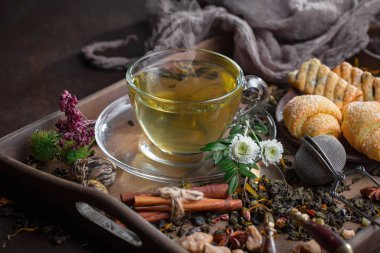 Eski bir arka planda sıcak bir fincan çay..