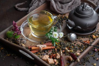 Eski bir arka planda sıcak bir fincan çay..