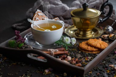 Eski bir arka planda sıcak bir fincan çay..