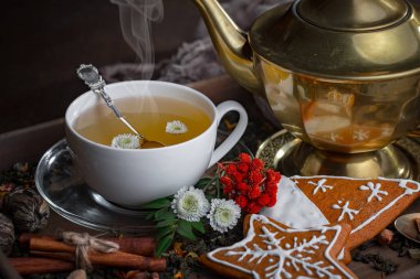 Eski bir arka planda sıcak bir fincan çay..