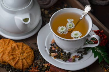 Eski bir arka planda sıcak bir fincan çay..