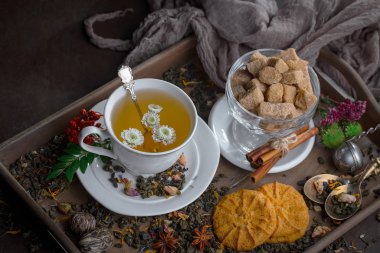 Eski bir arka planda sıcak bir fincan çay..