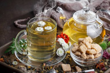 Eski bir arka planda sıcak bir fincan çay..