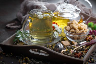 Eski bir arka planda sıcak bir fincan çay..