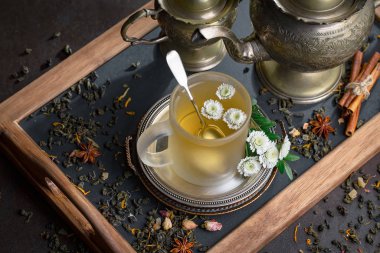 Eski bir arka planda, fincanda çay