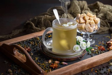 Eski bir arka planda, fincanda çay