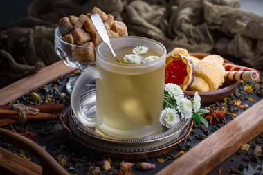 Eski bir arka planda, fincanda çay