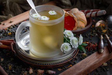 Eski bir arka planda, fincanda çay