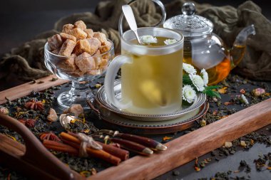 Eski bir arka planda, fincanda çay