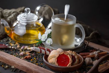 Eski bir arka planda, fincanda çay