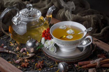 Eski bir arka planda, fincanda çay