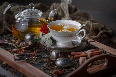 Eski bir arka planda, fincanda çay