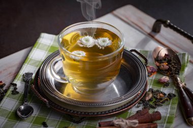 Eski bir arka planda, fincanda çay