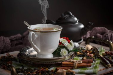 Eski bir arka planda, fincanda çay