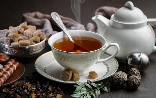 Masadaki kompozisyonda eski arkaplanda çay içilir.