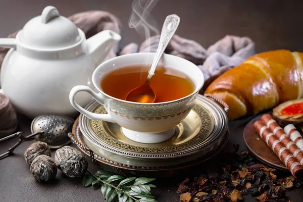 Masadaki kompozisyonda eski arkaplanda çay içilir.