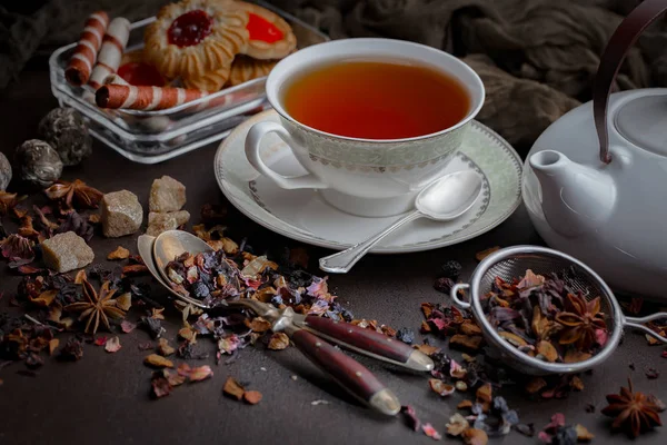 Thé Chaud Dans Une Tasse Sur Vieux Fond — Photo