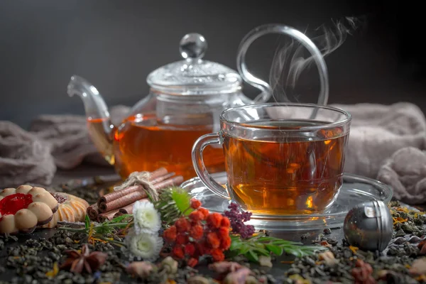 Masadaki kompozisyonda eski arkaplanda çay içilir.