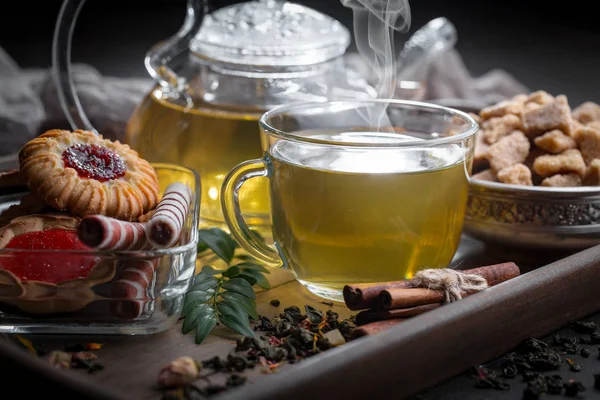 Eski bir arka planda sıcak bir fincan çay..