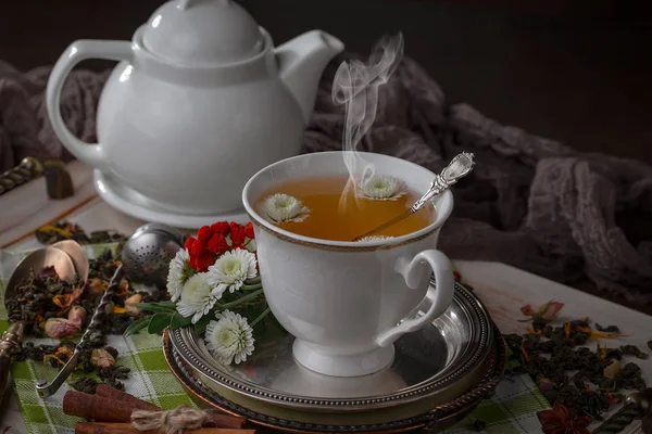 Thé Dans Une Tasse Sur Vieux Fond — Photo