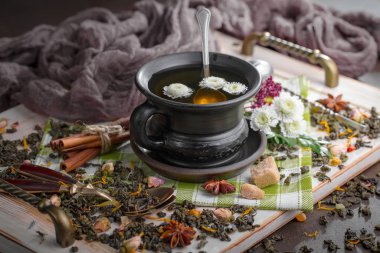 Eski bir arka planda, fincanda çay