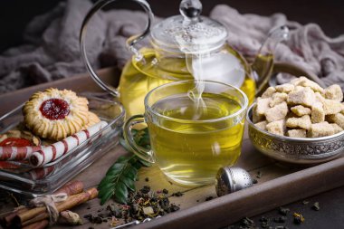 Eski bir arka planda, fincanda çay