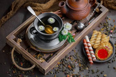 Eski bir arka planda, fincanda çay