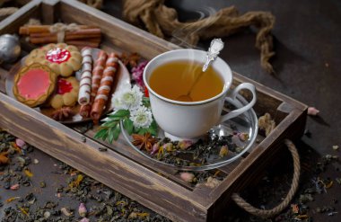 Eski bir arka planda, fincanda çay