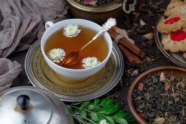 Eski bir arka planda, fincanda çay