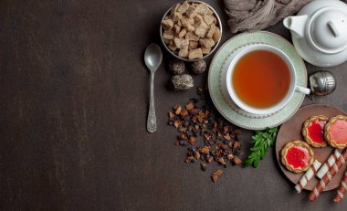 Eski bir arka planda, fincanda çay