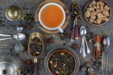 Eski bir arka planda, fincanda çay