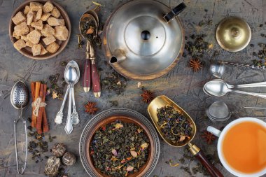 Eski bir arka planda, fincanda çay