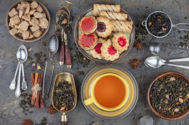 Eski bir arka planda, fincanda çay