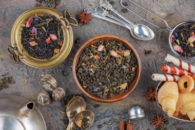 Eski bir arka planda, fincanda çay