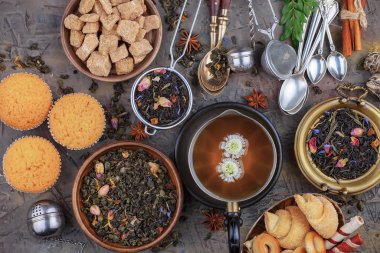 Eski arkaplanda kurumuş yaprak çayı