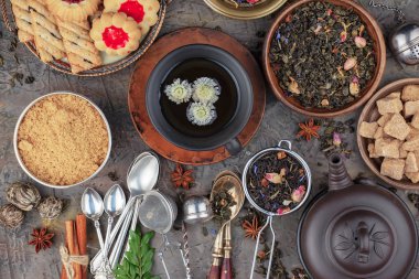 Eski arkaplanda kurumuş yaprak çayı