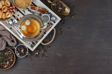 Eski arkaplanda kurumuş yaprak çayı