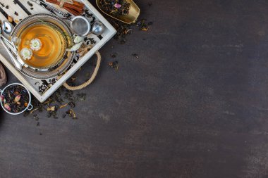 Eski arkaplanda kurumuş yaprak çayı