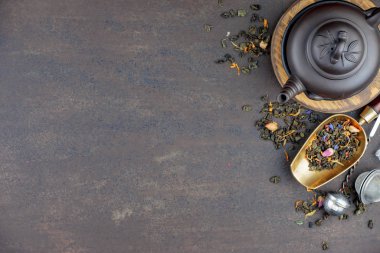 Eski arkaplanda kurumuş yaprak çayı