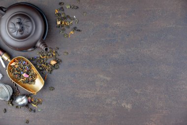 Eski arkaplanda kurumuş yaprak çayı