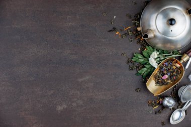 Eski arkaplanda kurumuş yaprak çayı