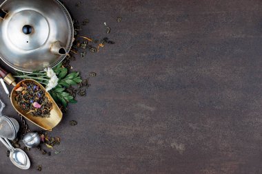 Eski arkaplanda kurumuş yaprak çayı