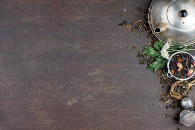 Eski arkaplanda kurumuş yaprak çayı