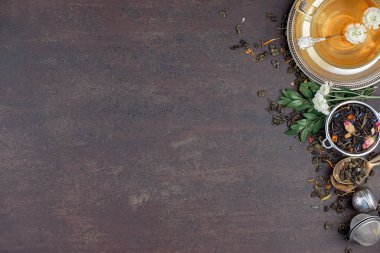 Eski arkaplanda kurumuş yaprak çayı