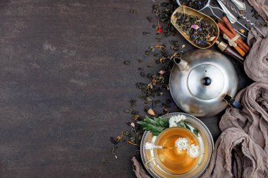 Eski arkaplanda kurumuş yaprak çayı